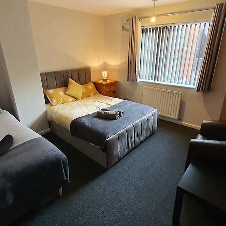 Contractors-City Centre-Parking-Sleeps 9 -Smart Tv, 2 Bathrooms! Coventry Kültér fotó