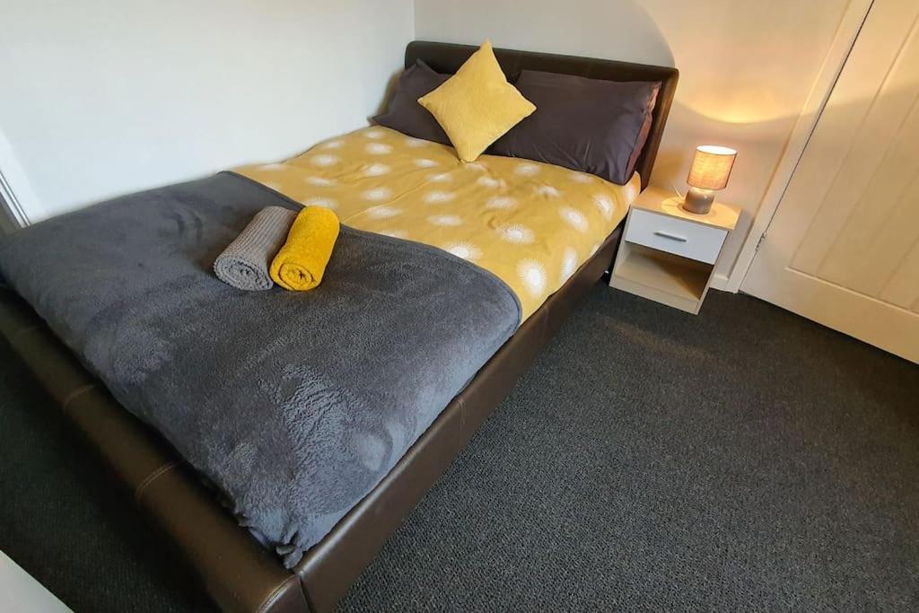 Contractors-City Centre-Parking-Sleeps 9 -Smart Tv, 2 Bathrooms! Coventry Kültér fotó