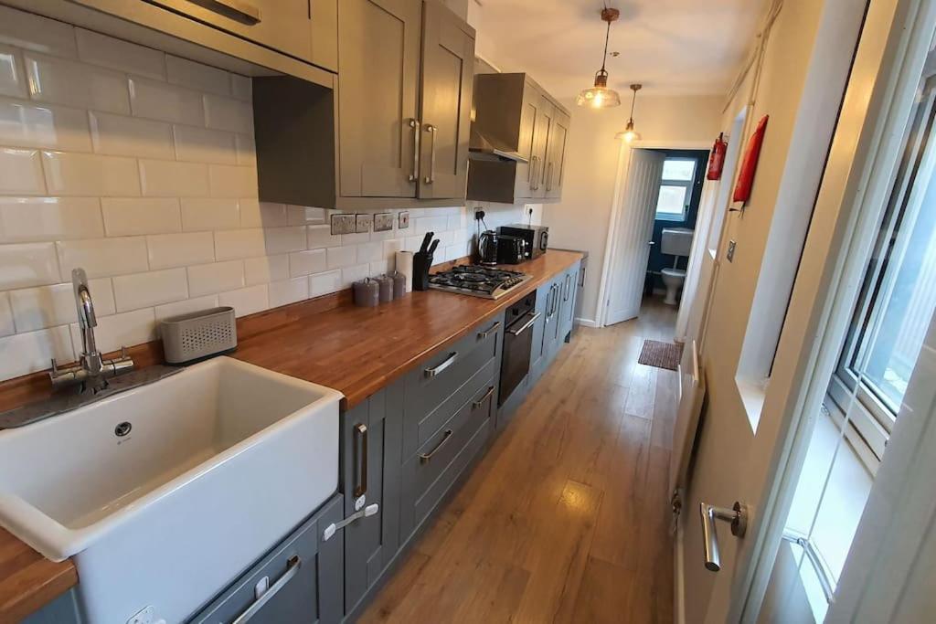 Contractors-City Centre-Parking-Sleeps 9 -Smart Tv, 2 Bathrooms! Coventry Kültér fotó