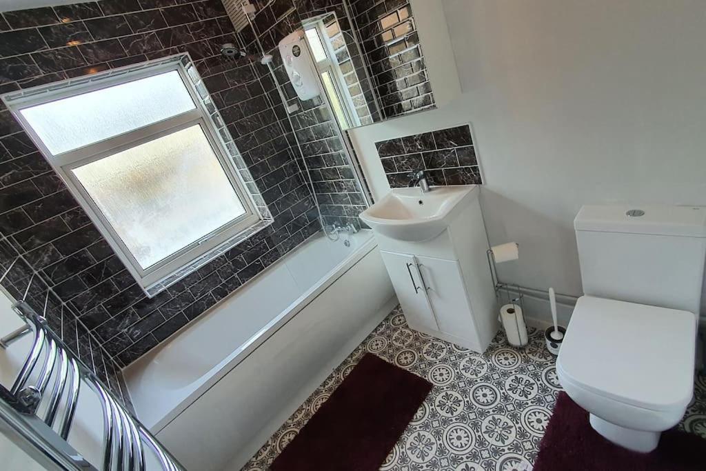 Contractors-City Centre-Parking-Sleeps 9 -Smart Tv, 2 Bathrooms! Coventry Kültér fotó